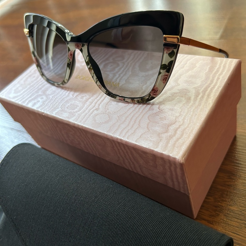 NWT Dolce & Gabbana Cat Eye 54mm Sunglasses DG4374 32508G Black/ Floral - Picture 12 of 15